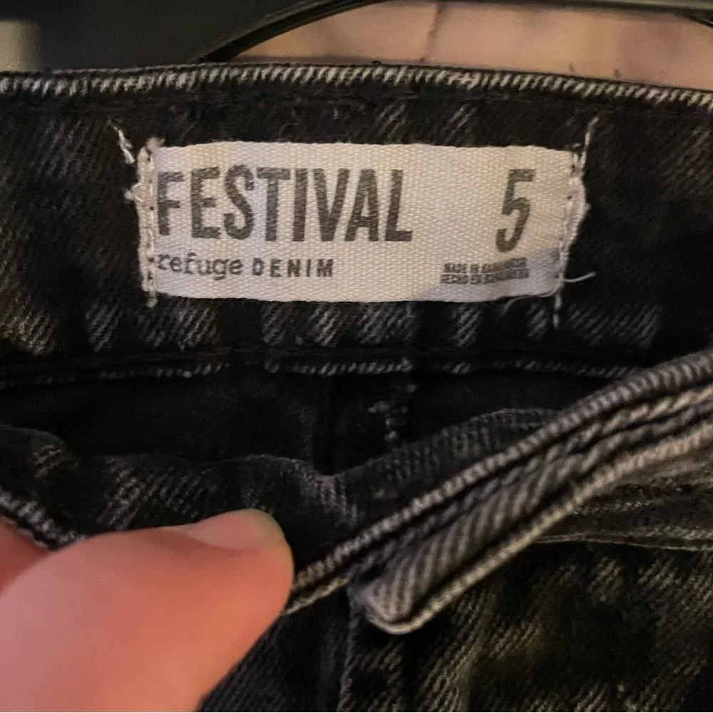 Refuge Festival Women’s Black Denim Ripped Jean Shorts Sz 5 - Picture 5 of 6